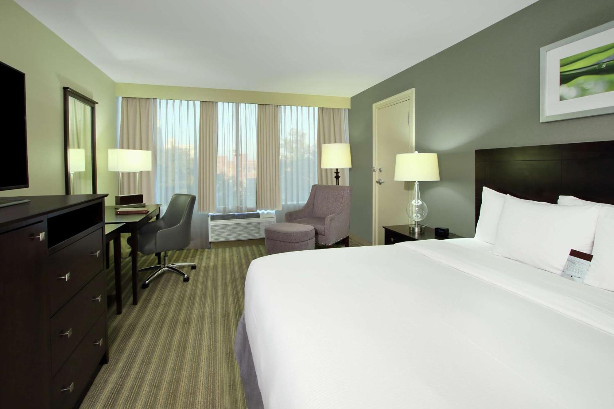 Отель Doubletree By Hilton Ньюарк Экстерьер фото